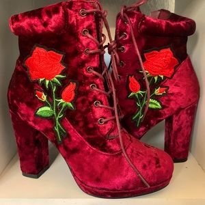 Velvet heel rose boots 🌹👢